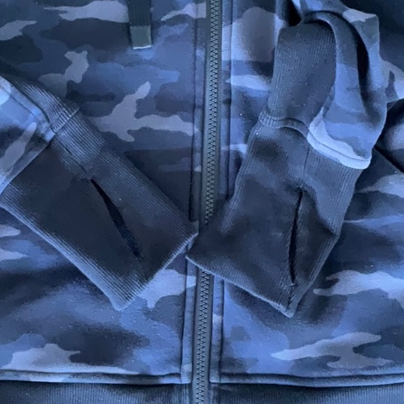 “Athleta” Women’s Navy Camouflage hoodie - Picture 4 of 4